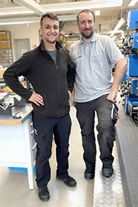 Willkommen im Team Betriebsleiter Kevin Krebiehl freut sich über Björn Schildhorn als neue Fachkraft im eXtra4 Produktionsteam